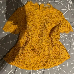 Spets topp orange  - Använt, bra för fester eller typ att träffa nån❤️