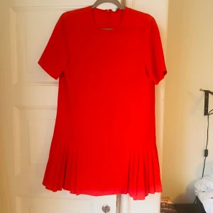 Klarröd kort klänning från Zara - Kort kortärmad klarröd klänning från Zara. Sparsamt använd. Köparen står för eventuell frakt.