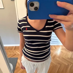 Ralph lauren tshirt🤍🤍 - !pris kan diskuteras!  Super skön tshirt ifrån Ralph lauren i storlek S, köpt på Vinted 🥰🥰 Jättebra skick!!