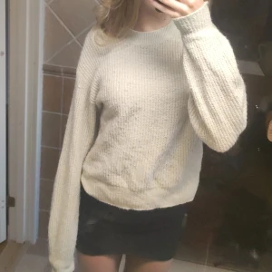 Jätte fin Stickad tröja - Den är i storlek xs men passar även som s, färgen på den är en väldigt ljus grön färg. De är inga hål på den så den är i ett bra skick.