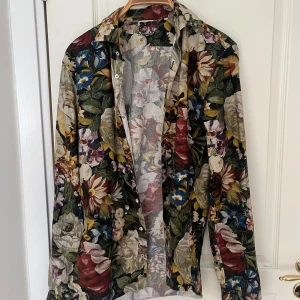 Stenströms skjorta  - Blommig, fin skjorta från Stenströms i stl 38. Använd några gånger men är i gott skick. 