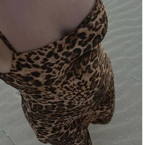Bikbok noelle leopard klänning  - Sjukt snygg å trendig klänning med leopard mönster från bikbok. Jag köpte denna klänning några månader sen men har tyvärr ingen användning av den. Aldrig använt. Prislapp kvar. ❤️ nypris 499