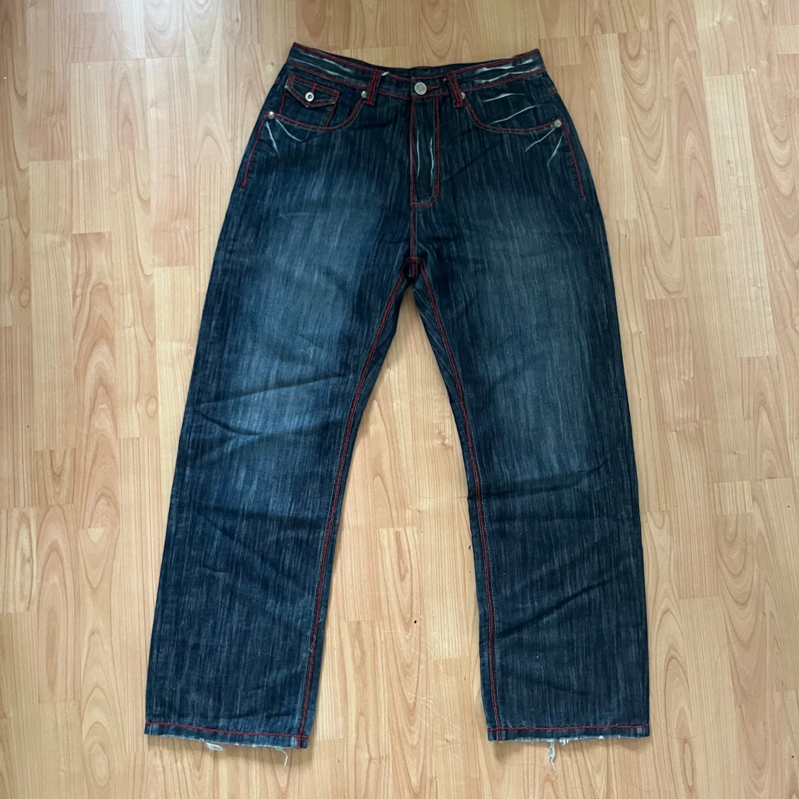 Coola jeans med röd stitching - 90