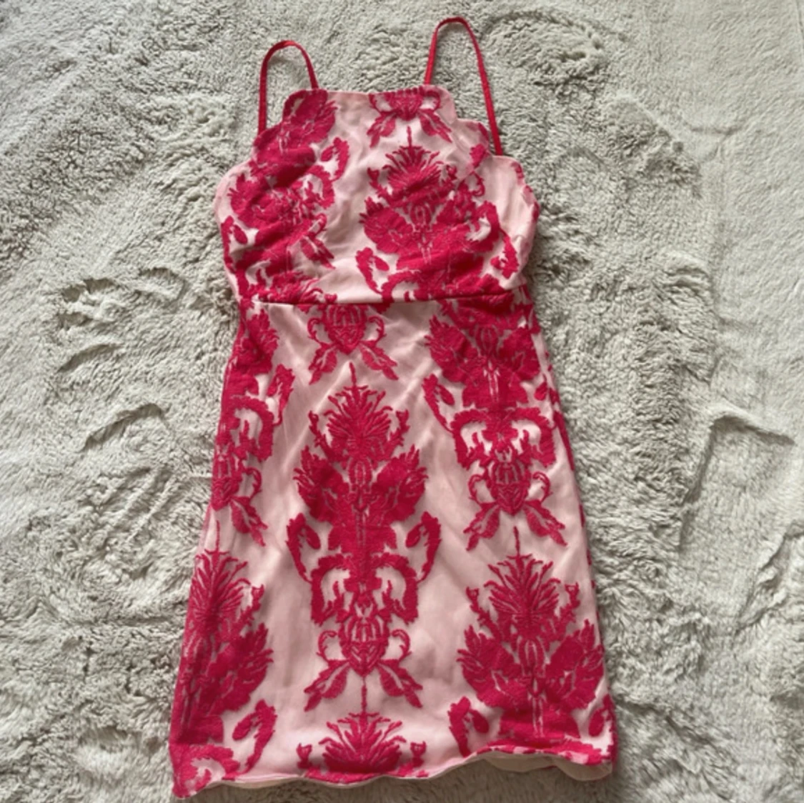 Klänning med spetsdetaljer - 93