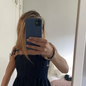 Gullig topp❤️😻 - Jätte gulligt top som jag köpte här på Plick ❤️😻 köpte den för 150kr men säljer den nu för 100kr, priset kan såklart diskuteras vid snabb affär 💕😻jätte bra skick, passa på💕😻