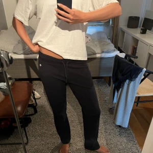 Mjukisbyxor - Marinblå mjukisbyxor från Champion, lågmidjade o raka!