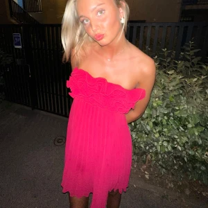 Rosa klänning med rosett  - Super snygg rosa klänning med rosor