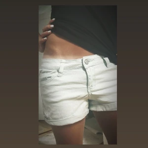 Jeansshorts - Så så snygga ish turkosa jeansshorts!🙏🙏 skriv för frågor!!❤️ 