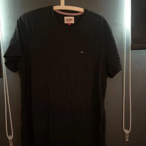T shirt - Säljer en Tommy hilfiger t shirt som aldrig använts då den var för stor, skicket är 10/10 utan några som helst defekter, hör av er vid frågor.