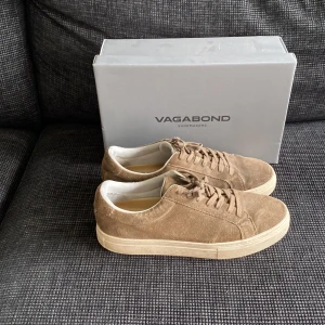 Vagabond skor  - Tja, säljer nu mina vagabond sneakers. De är i storlek 44 men passar mig som brukar ha 45. De är i bra skick och är sparsamt använda. Skick: 8/10  Hör av er om ni har några frågor. Priset är inte hugget i sten.