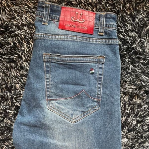 Jacob Cohen jeans  - Tjena, säljer dessa feta Jacob Cohen jeansen. Skick 9/10 inga defekter. Modell 622 = Slim. Storlek 34 men passar även 33. Bara att höra av sig vid funderingar!