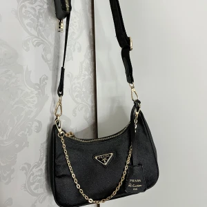 Väska - Axelbandsväska i fin kvalité. Har aldrig kommit till användning så den är i helt nytt skick!!