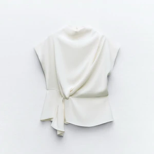 Topp med veck - Säljer denna topp från zara, använd endast ett fåtal gånger!🙌🏼