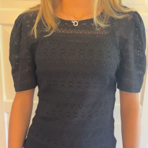 spets blus - säljer denna söta blus från vila då den inte används💕 