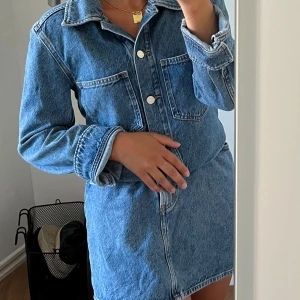 Jeansklänning arket  - Snygg långärmad Jeansklänning från arket i storlek xs