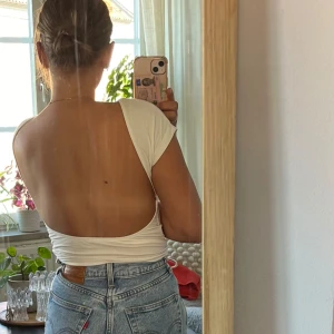 Topp med öppen rygg - Snygg topp med öppen rygg från zara storlek xs