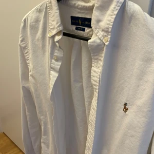 Ralph lauren skjorta  - Vit Ralph Lauren skjorta i utmärkt pass form. Storlek M