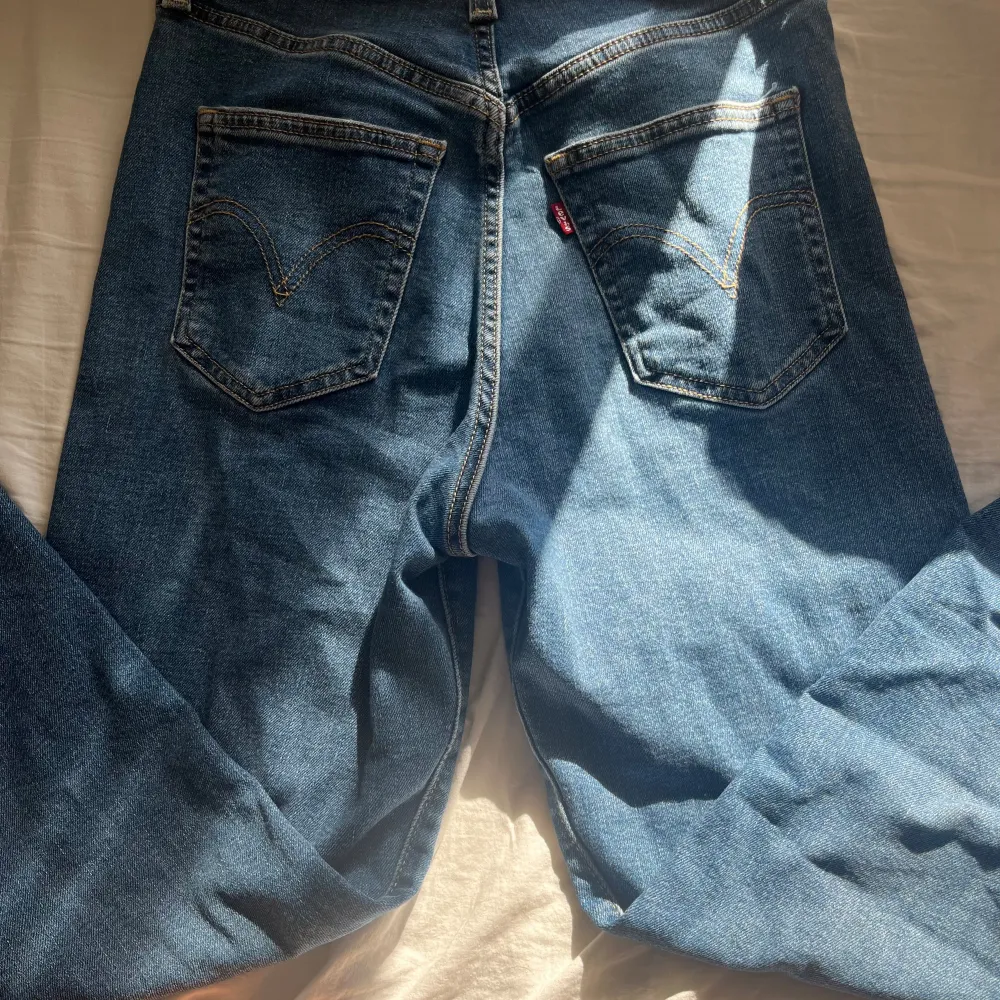 Säljer ett par högmidjade Levis jeans i storlek 27 som inte kommer till användning. Är använda tre gånger. Skriv för fler bilder. Jeans & Byxor.