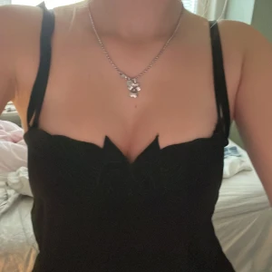 💋Söt topp💋 - Säljer min superfina egensydda svarta topp me broderade detaljer på, inga slitningar 