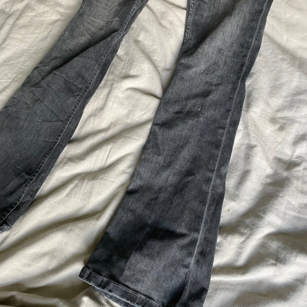 Gråa jeans från GinaTricot i storlek 152 . Jeans & Byxor.