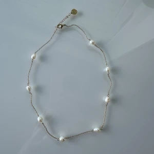 Halsband - Halsband från Edblad i guld med vita pärlor💛🤍