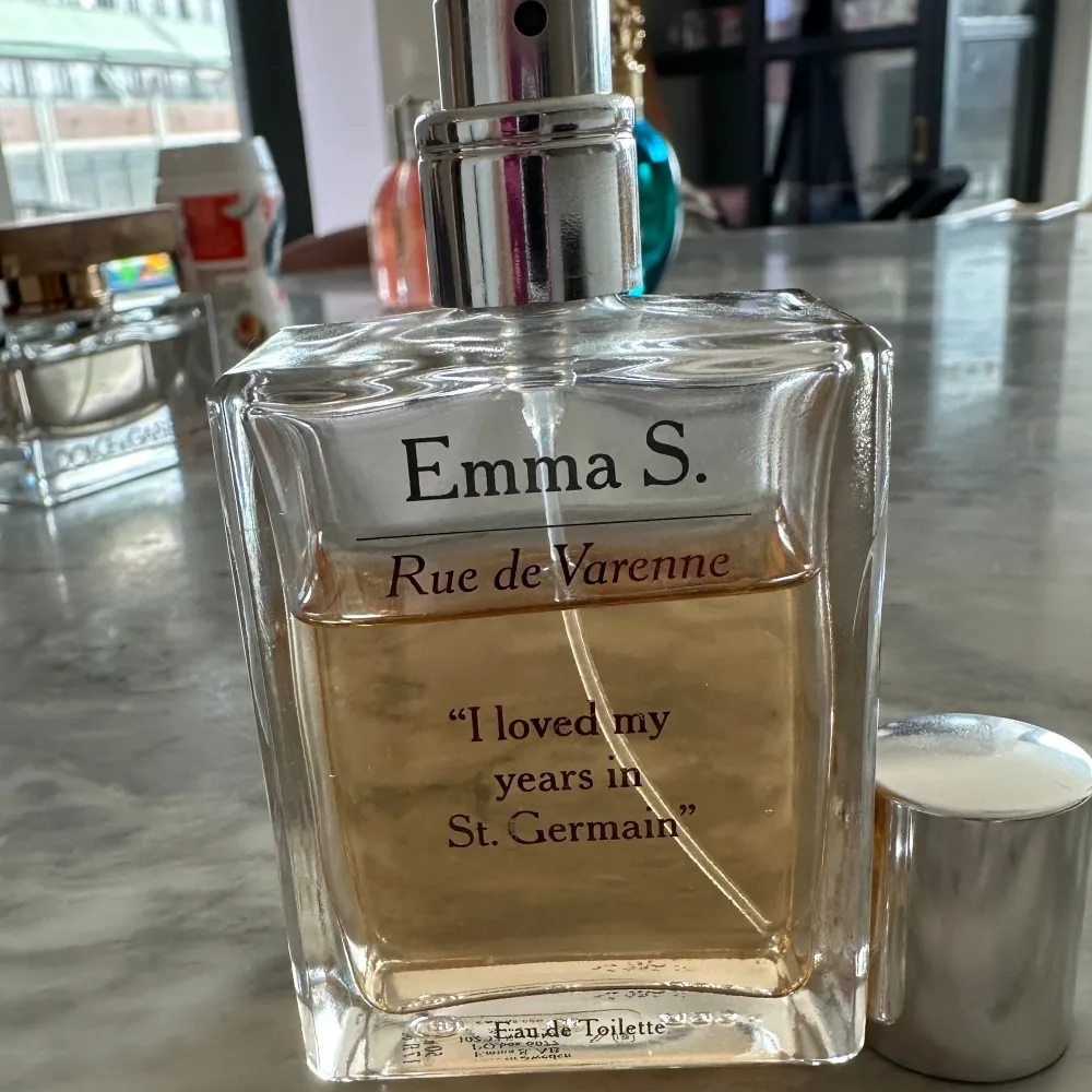 Rue de Varenne Emma S. 50 ml  Använt ca 10 ml - skulle säga att det är 40 ml kvar.   Eau de toilette  Nypris : Åhlens 499kr. Parfym.