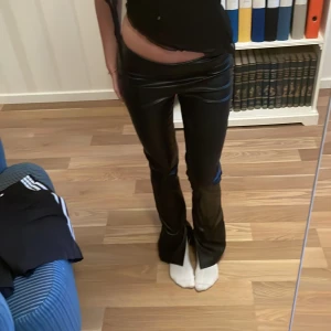 Skinnbyxor - Skinnbyxor i ett stretchigt material med slits, perfekt nu till hösten 🍁 Använda bara ett fåtal ggr!! 