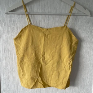 Gul söt topp - Väldigt gullig gul topp. Använd något enstaka gång. I mycket bra skick. 