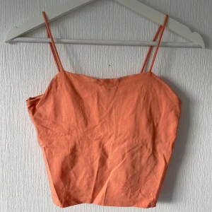 Coral färgad topp - Superfin topp som har blivit använd någon enstaka gång då den är för tajt på mig. I mycket bra skick. 