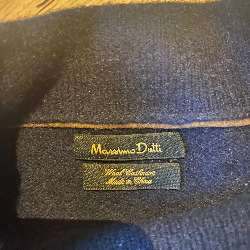 Säljer en fin Massimo Dutti tröja, materialet är 50% Kashmir. Det är storlek M men passar även S. Kan gånger i pris vid snabb affär och skriv vid minsta lilla fundering.. Tröjor & Koftor.