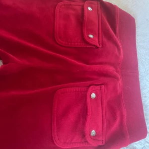 Röda juciy byxor  - Jag säljer dessa för de kommer aldrig till användning det är i storlek xs 