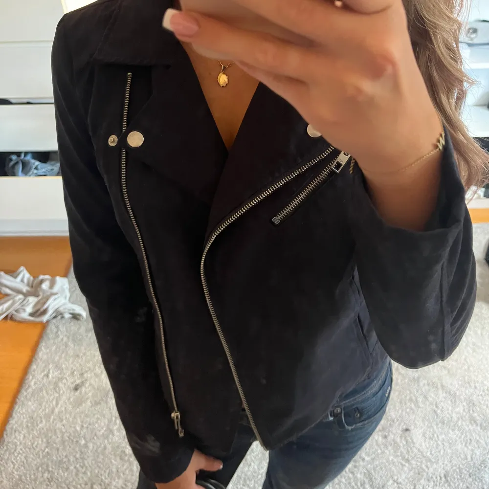 Jätte fin marinblå jacka, skulle säga att tyget på jackan är lite som mocka💕. Takit.