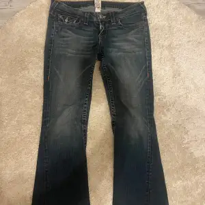 Mörkblå lågmidjade True religion jeans. Säljer då de inte är min storlek. Stl 32 men skulle säga att de sitter som stl M.