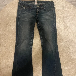 True religion jeans - Mörkblå lågmidjade True religion jeans. Säljer då de inte är min storlek. Stl 32 men skulle säga att de sitter som stl M.