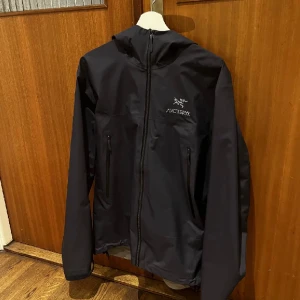 Arcteryx jacka - Svart Arcteryx jacka i storlek M, använd ett fåtal gånger! Nypris 3999
