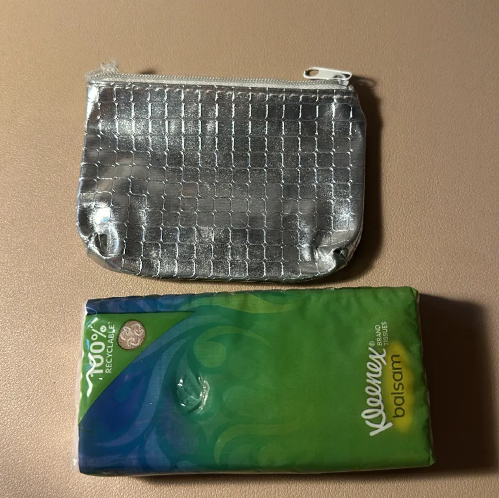 Liten silver plånbok/korthållare perfekt att ha i en handväska och förvara kort eller annat 🌸 sista bilden är bara för att visa storleken mot ett paket näsdukar . Accessoarer.