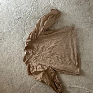 Beige blus - Beige blus från Only med puffiga ärmar. Storlek M