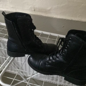 Vinterkängor/ boots - Svarta skor med snöre , Skorna är 40 i storlek, skorna är väldigt nya och jag har använt de bara ett par gånger.Jag vill sälja de för att de är för små för mig.  Nypris: 700kr 