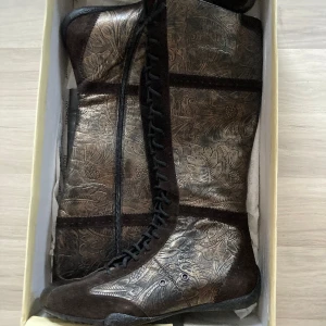 Skor/boots - Unika Vintage höga läder boots med snörning hela vägen upp. Jättefint blom mönster som är lite glansig och skimrar i rosaguld nyans. Startbud 1 000kr eller köp direkt⭐️ 