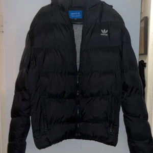 Adidas jacka  - Fin adidas jacka i 4XL men sitter som en M  Finns ett hål i fickans tyg 