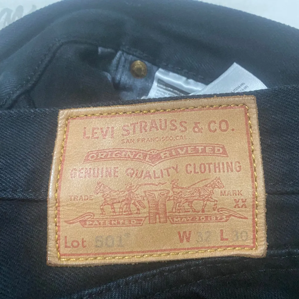 svarta Levis 501 jeans Storlek 32/30. kan fraktas! men om inte möts vi i vänersborg eller göteborg. ny pris 1100kr från Levis.. Jeans & Byxor.