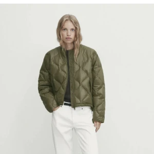 Massimo Dutti quiltad dunjacka - Så snygg vår och höstjacka från Massimo Dutti. Använt ett fåtal gånger så är i nyskick!! Nypris: 1499 