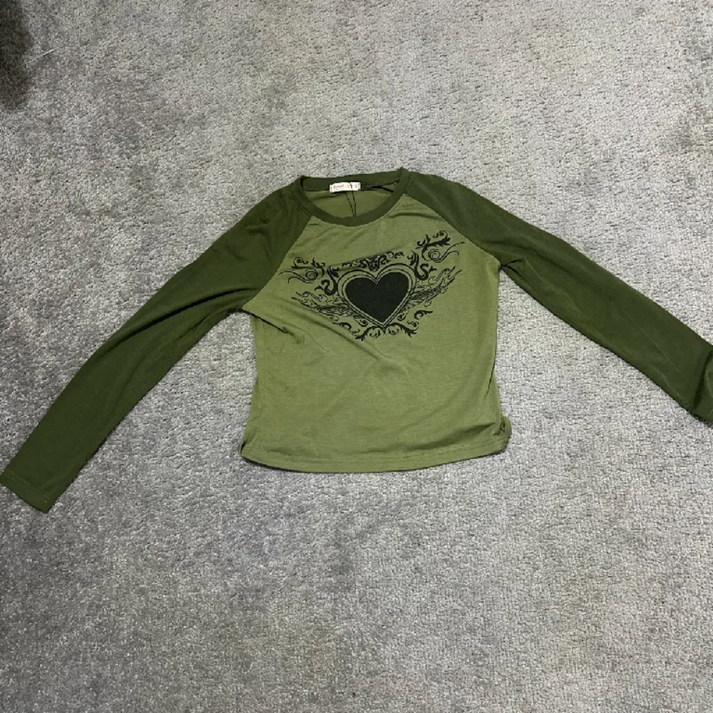 Size:S, US 4, EUR 36 Color: light Green and dark green on the sleeves. It’s very very soft and warm. It’s a crop top.More info message me.. Toppar.