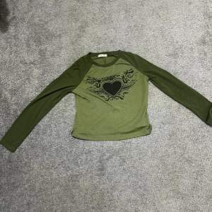 Size:S, US 4, EUR 36 Color: light Green and dark green on the sleeves. It’s very very soft and warm. It’s a crop top.More info message me.