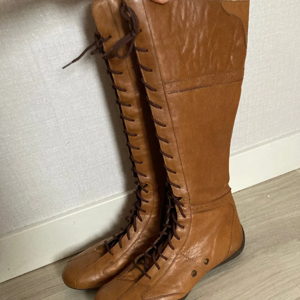 Vintage höga brun läder boots med snörning hela vägen upp. Jättefina och unika! Startbud 1 000kr eller köp direkt⭐️ . Skor.