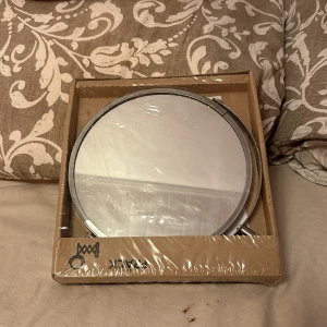 Spegel  - En rent ny spegel säljes! Kom med pris förslag ☺️