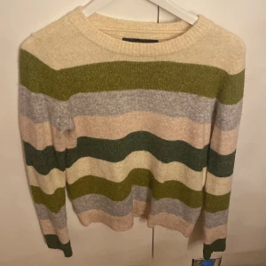 Randig, stickad tröja  - Mjuk stickad tröja, använd några gånger 
