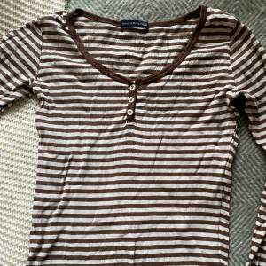Randig brun/vit långärmad tröja från Brandy Melville 🤎 Jätte fin och i bra skick! Säljer då den inte kommer till användning längre. 