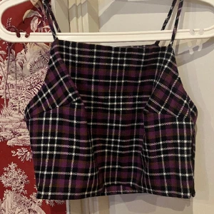 Rutig crop top - Köpte den second hand men verkar helt oanvänd. Var för stor för mig