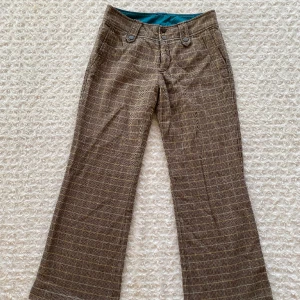 Utsvängda kostymbyxor - Så snygga rutiga byxor från mexx. Lågmidjade och utsvängd modell. Säljer då de är helt för små och för korta på mig som är 173.  Midjemått-  35cm rakt över  Innerbenslängd- 70cm  Hör av dig om du har frågor 💋